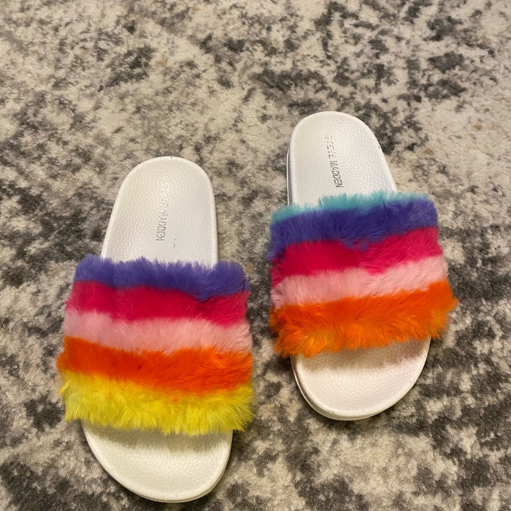 Steve Madden Kids Rainbow Colorful Faux Fur Slides Slip-on Shoes Slippers 4 - Picture 2 of 5
